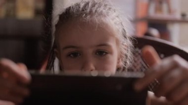 Şirin çocuk kız yüz portre saat karikatürler yolu ile akıllı telefon