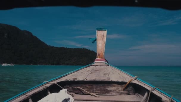 Traditionell träbåt av Longtail näsa. Framifrån. Resa nära Phi Phi-öarna. Thailand — Stockvideo