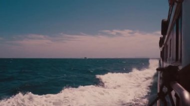 Açık denizde büyük yolcu gemisi. Geminin yan tarafında sıçramasına dalgalar. 4 k