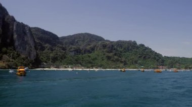 Yelken ve motorlu tekne koh phi phi Adası pier Tayland yakınındaki hareketli. Yaşam tarzı seyahat video 4 k