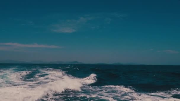 Kék tengeri hullámok mögött személyszállító csónak lassított — Stock videók