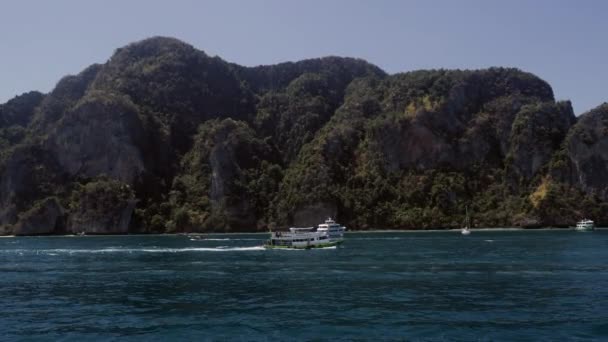 Navegación y barcos de motor que se mueven cerca del muelle de la isla koh phi phi en Tailandia. Vídeo de viajes de estilo de vida en 4K — Vídeo de stock