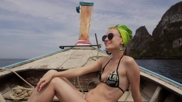 Donna felice viaggiatore in bikini rilassante in barca — Video Stock