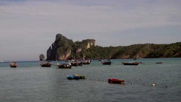 Paisagem de praia tropical oceano com ancorado pequenos barcos de pesca coloridos tradicionais de madeira em 4K — Vídeo de Stock