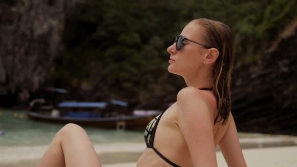 Cennet tropikal kum plajda mayolu seksi kız — Stok video