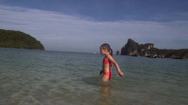 Petite fille marche dans la mer en 4K — Video