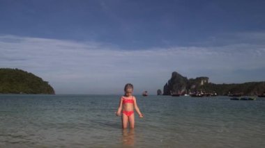 Su plajda oynayan kız