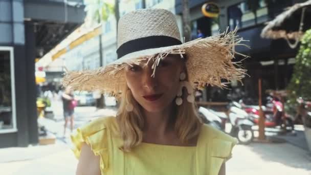 Jeune belle femme en paille chapeau marcher directement à la caméra et sourit — Video