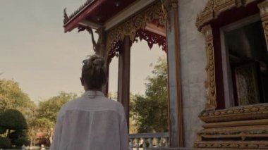 Wat chalong Buddha temple yakınındaki güzel kadın yürüyor. Gezi.