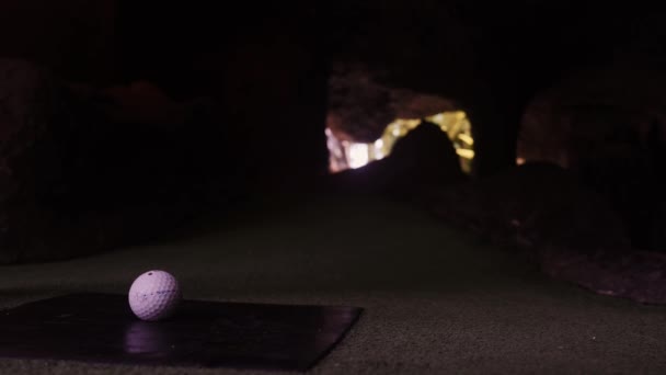 Infancia juguetona. Pequeña niña jugar mini golf al aire libre — Vídeos de Stock