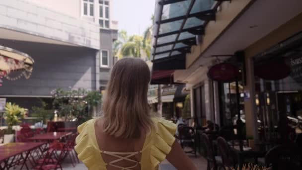 밀 짚 모자에 아름 다운 여자는 거리를 산책. 카메라 재생 하기. — 비디오