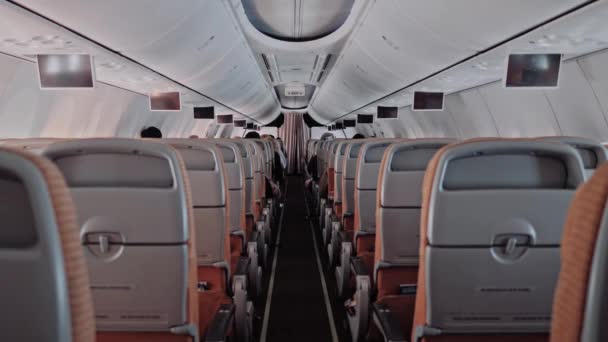 Achteraanzicht moderne grote luchtschip passagier cabine mensen rusten en kijken tv maken vlucht — Stockvideo