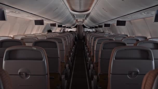 Vista trasera moderna cabina de pasajeros de gran avión de pasajeros descanso y ver la televisión haciendo vuelo — Vídeos de Stock