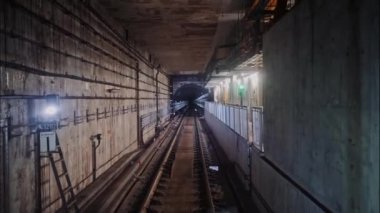 Güzergahüzerinde metro trentimelapse. Karanlık tünelde hareket eden ve istasyonlarda durur yapma bir metro trenintime shot, kabin den görünümü.