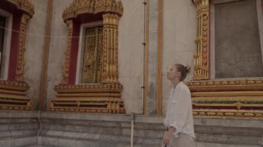 Wat chalong Buddha temple yakınındaki güzel kadın yürüyor. Gezi.