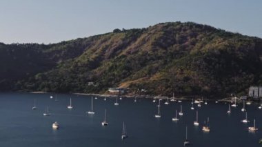 adanın koyunda yelkenli tekneler ve yatlar