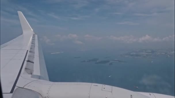 Flugzeug fliegt über der tropischen Insel, Blick durch ein Flugzeugfenster — Stockvideo