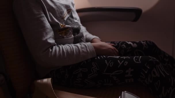 Close up shot of a girls hands, who is fasten a seatbelt in an airplane chair — Stock Video