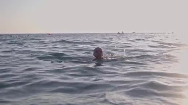 Little young girl learning to swim in the sea — Stock Video