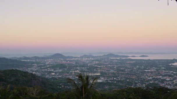 Θέα στο αστικό τοπίο του τροπικού νησιού Πουκέτ στο ηλιοβασίλεμα χρυσή ώρα — Αρχείο Βίντεο