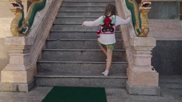 Little tourist girl walk upstairs to buddha temple — Stock Video