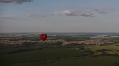 Ormanın üzerinde uçan balon. Havadan görünümü