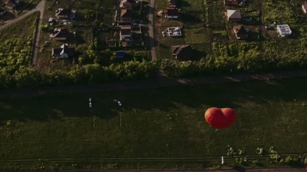 Воздушный шар висит над лесом. Вид с воздуха — стоковое видео