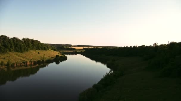 Landelijk landschap bij zonsondergang boven de rivier — Stockvideo
