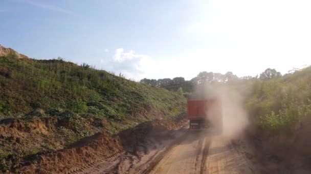Tozlu toprak yolda kum taşıyan ağır kamyon — Stok video