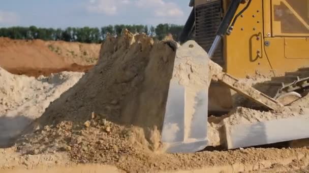 Bulldozer machine bewegende zand in zandgroeve. Mijnbouwapparatuur in Quarry. Rups bulldozer bewegend zand — Stockvideo