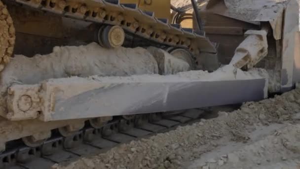 Bulldozer maskin flyttar sand i sand Quarry. Gruvutrustning i stenbrottet. Bandgående bulldozer rörliga sand — Stockvideo