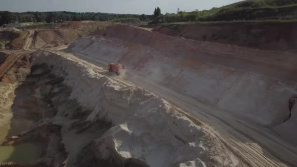 Nehéz teherautó hordozó homok poros földúton. Légifelvétel — Stock videók