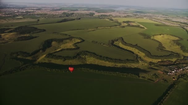 Globo flotando sobre el bosque. Vista aérea — Vídeos de Stock