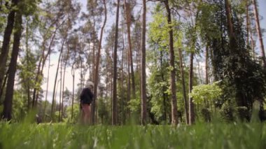 Frizbi atan tatlı bir kızın Yavaş Çekimi