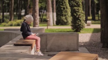 Çocuk cep telefonu kullanıyor. Çocuk ekrandaki aygıtlara bakıyor.