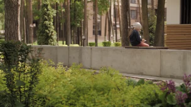 Kind gebruikt een mobiele telefoon. Kid kijkt naar het scherm van de apparaten. — Stockvideo