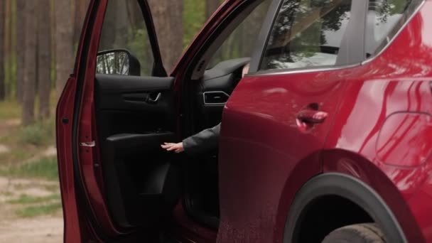 Bonito menina motorista abrir a porta do carro e saiu do veículo SUV vermelho — Vídeo de Stock