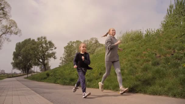 4K Μητέρα και κόρη τρέχει joggin εξωτερική στο πάρκο — Αρχείο Βίντεο