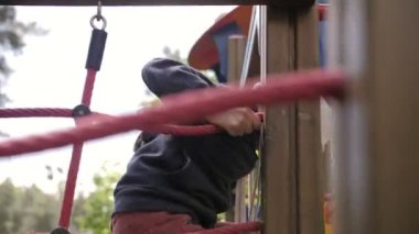 4K SLOW MOTION Parktaki çocuk parkında oynayan şık kız