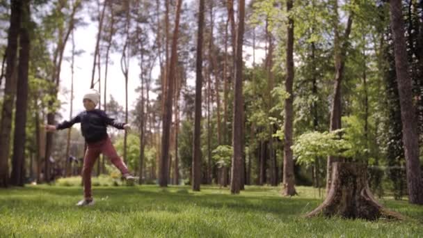 4K Carefree menina dançando e girando em um prado verde no parque no final da tarde — Vídeo de Stock