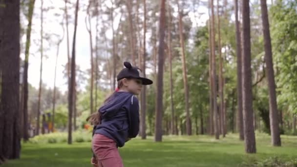 4K ralenti prise de vue d'une jolie fille jetant un frisbee — Video