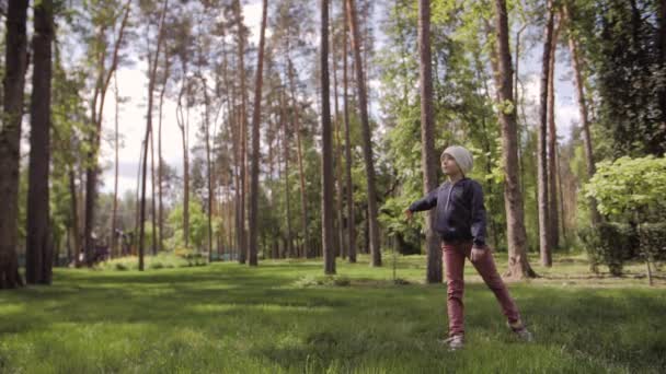 Lassú mozgás lövés egy aranyos lány dobott egy frizbi — Stock videók