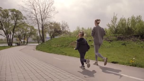 4K Madre e hija corriendo trotar al aire libre en el parque — Vídeo de stock