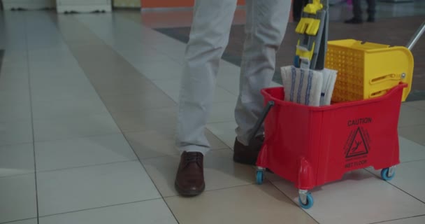 Renere arbejde i centeret. Vask gulv med moppe. – Stock-video