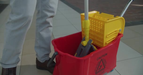 Trabajo más limpio en el centro comercial. Lavar el suelo con la fregona. — Vídeos de Stock