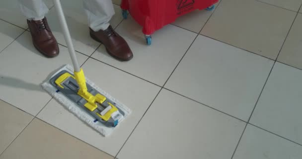 Trabajo más limpio en el centro comercial. Lavar el suelo con la fregona. — Vídeos de Stock