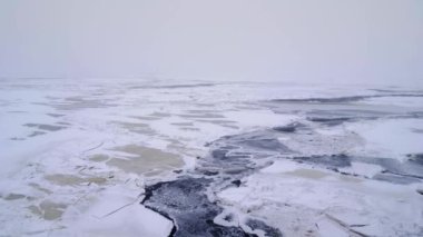 Buzkıran Kuzey Buz Denizi 'nden geçiyor.