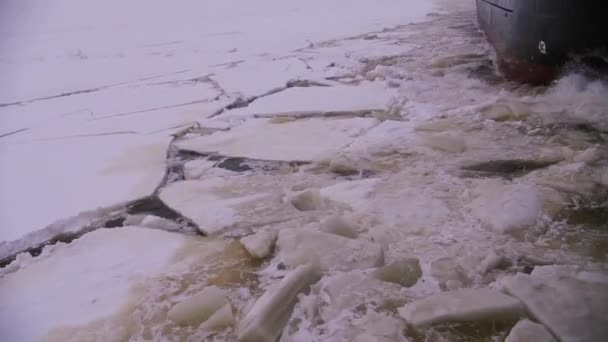 Le navire flotte sur la mer de glace — Video