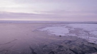 Buzkıran Kuzey Buz Denizi 'nden geçiyor.