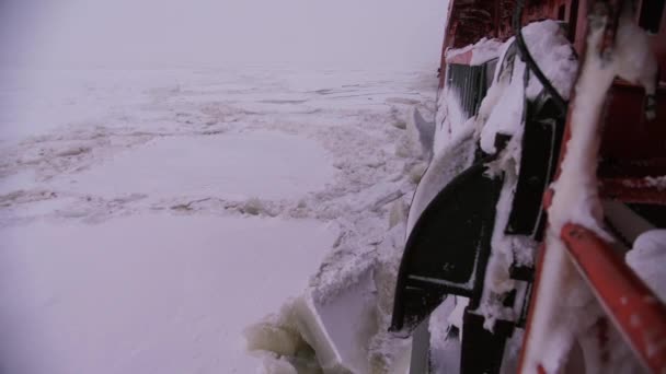 Nave rompehielos nuclear Rompiendo el océano de hielo en la noche — Vídeo de stock